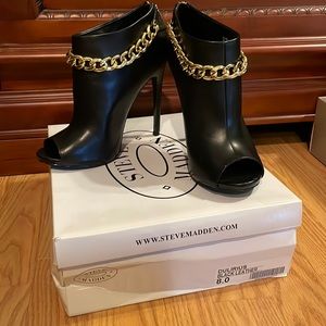 Dulirius- Steve Madden bootie size 8